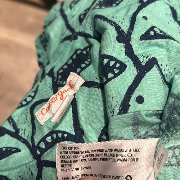 Cat & Jack Boys Green w Blue Shark Print SS Button Front Cotton Shirt Med 8/10 - Picture 7 of 8